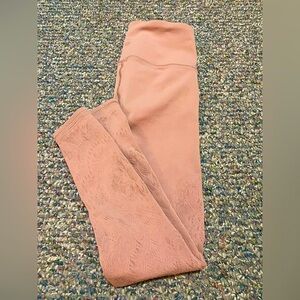 Lululemon Reveal crop Zen Expression legging, size 6 🌸